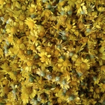 出这款菊花茶来自自然农场，无添加，保持了菊花原始的黄色