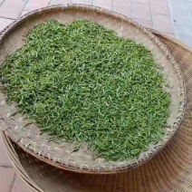 石笋野生茶生长于深山老林，云雾环绕之中，以手工杀青，木炭