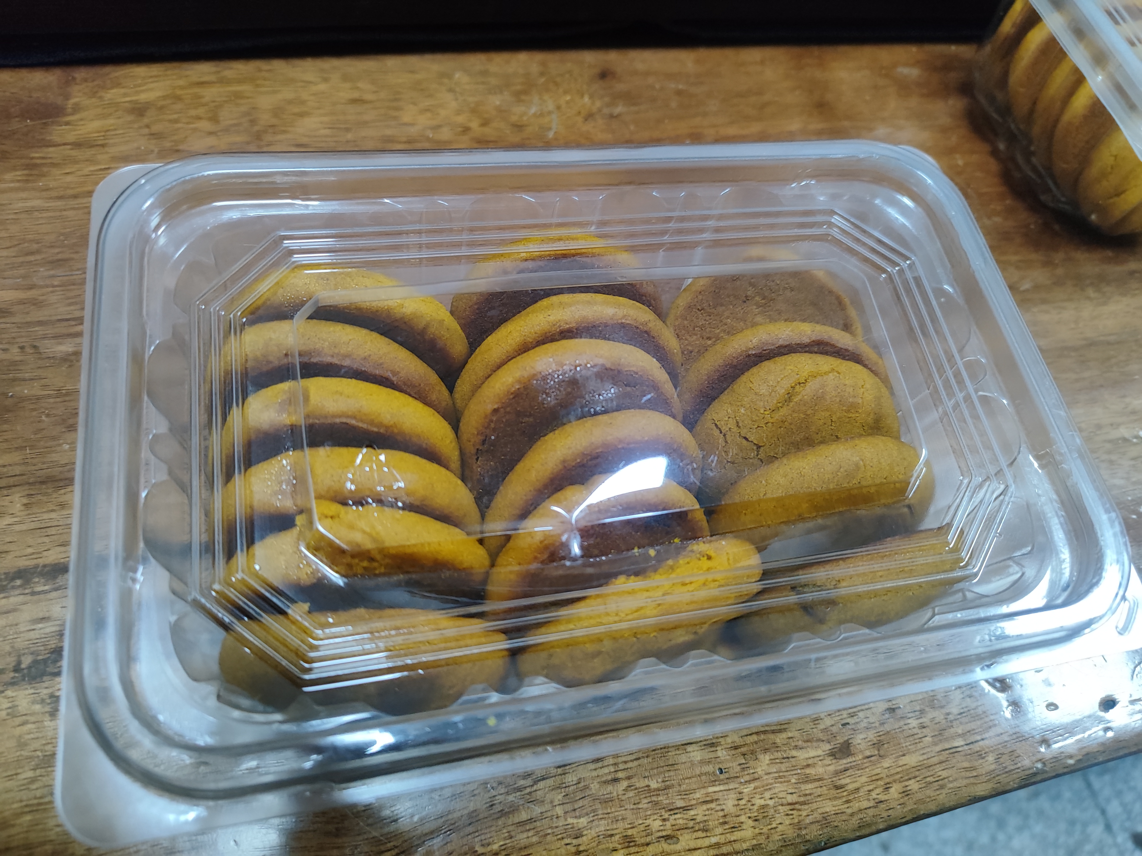 将消化饼干碾碎后与融化的黄油混合,压入模具底部 准备饼干底