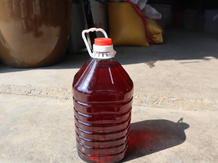 一瓶标注警告标志的除草剂瓶装产品,背景模糊 除草剂瓶装产品特写