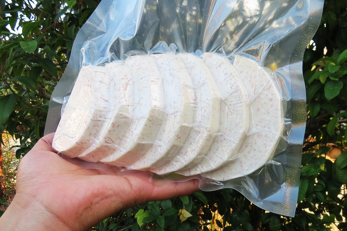 三组平行拍摄的荔浦香芋健康烹调实景:左侧为带皮整芋经100℃蒸汽15分钟蒸熟,表皮收缩显皱纹但完整;中侧为去皮蒸熟香芋压成细滑紫泥,与煮熟藜麦、芝麻、欧芹碎混合成冷食沙拉;右侧为3mm厚香芋圆片经空气炸锅180℃无油烘烤12分钟,表面呈均匀浅金褐色,无油渍反光,体现低脂加工工艺 荔浦香芋三种健康烹饪对比图:左为清水蒸制整芋(表皮微皱、肉质饱满)、中为香芋泥拌藜麦沙拉(浅紫色泥状、嵌绿色藜麦粒与芝麻)、右为香芋薄片空气炸锅烤制(边缘微焦、表面平整无油光)