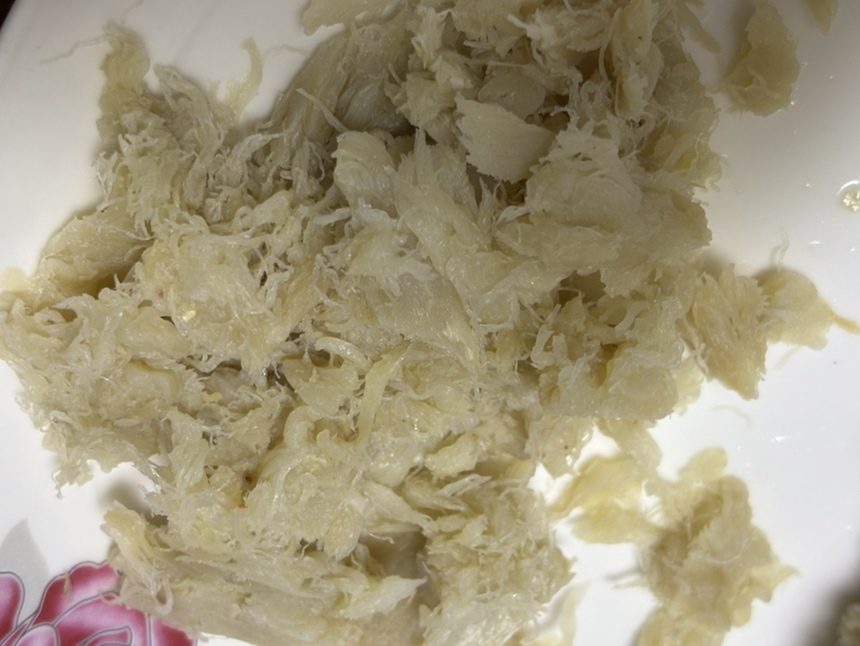 左侧为远海梭子蟹鳃丝横切面显微图:鳃小叶密集、上皮细胞厚、富含Na⁺/K⁺-ATP酶阳性信号(标注红色荧光),适应高渗调节;右侧为中华绒螯蟹鳃组织:鳃小叶稀疏、上皮薄、具大量离子转运细胞(绿色荧光),体现淡水渗透压调控特征;两图比例尺一致,标注清晰,背景为浅灰病理学载玻片底纹 显微结构对比图:梭子蟹与大闸蟹鳃部组织切片