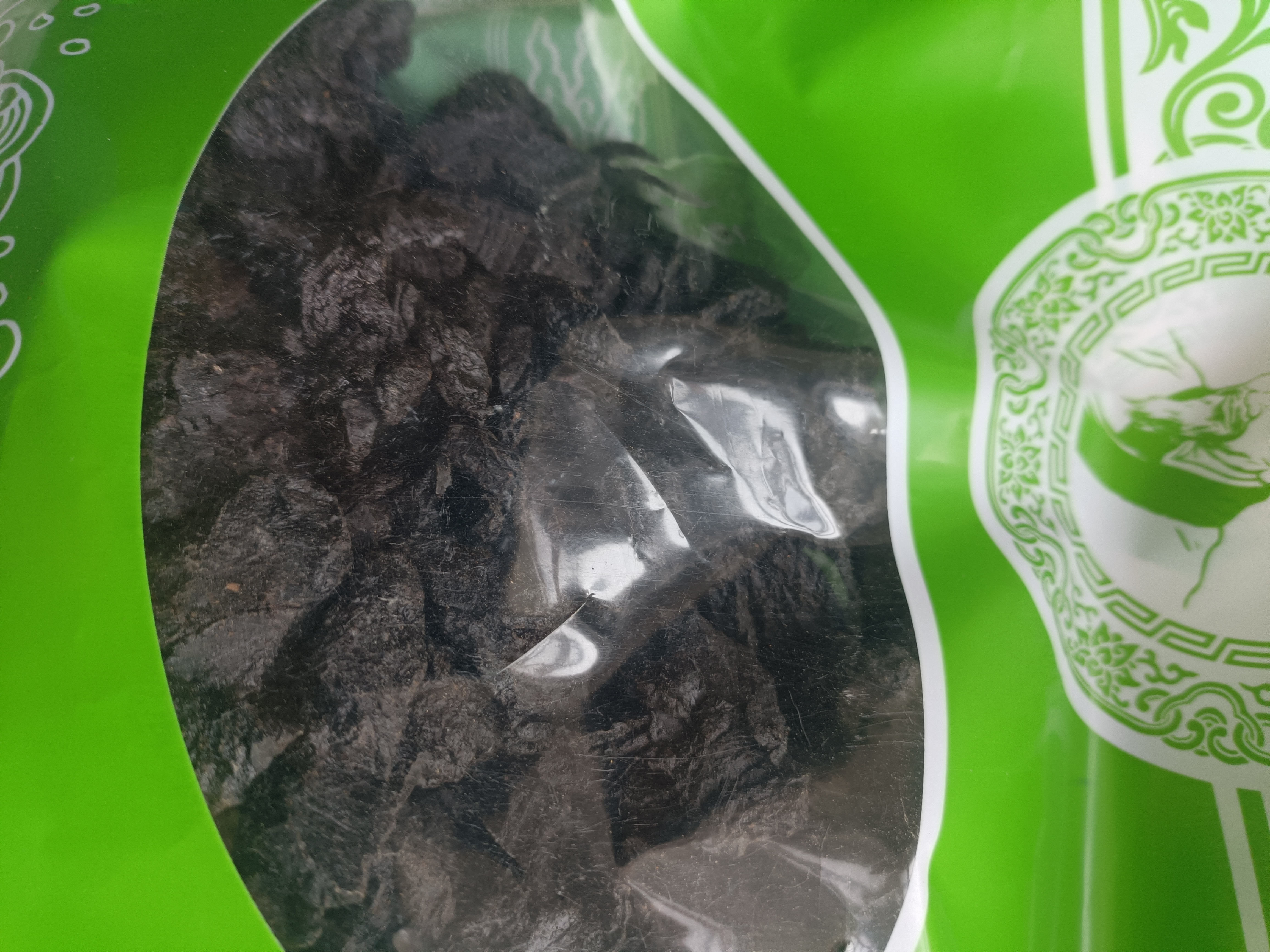 六味地黄丸与熟地黄药材对比图