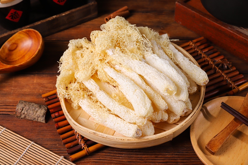 长裙竹荪在高档餐饮中的应用,展示其作为高端食材的烹饪价值 长裙竹荪在餐桌上的精致摆盘