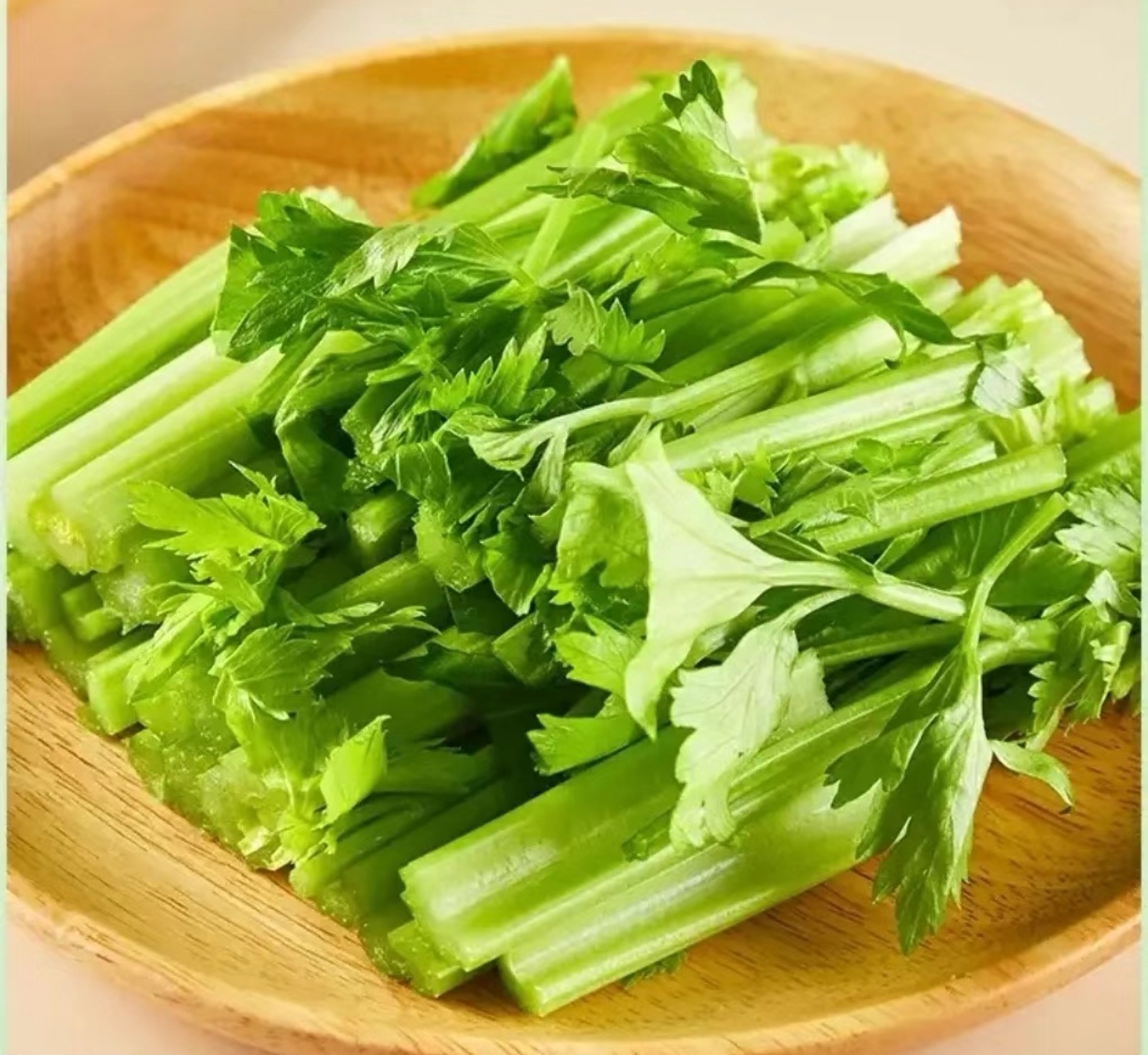 图中展示了一盘以芹菜为主料的健康沙拉,搭配番茄、青椒、橄榄油,体现芹菜的日常健康食用方式 芹菜沙拉搭配图