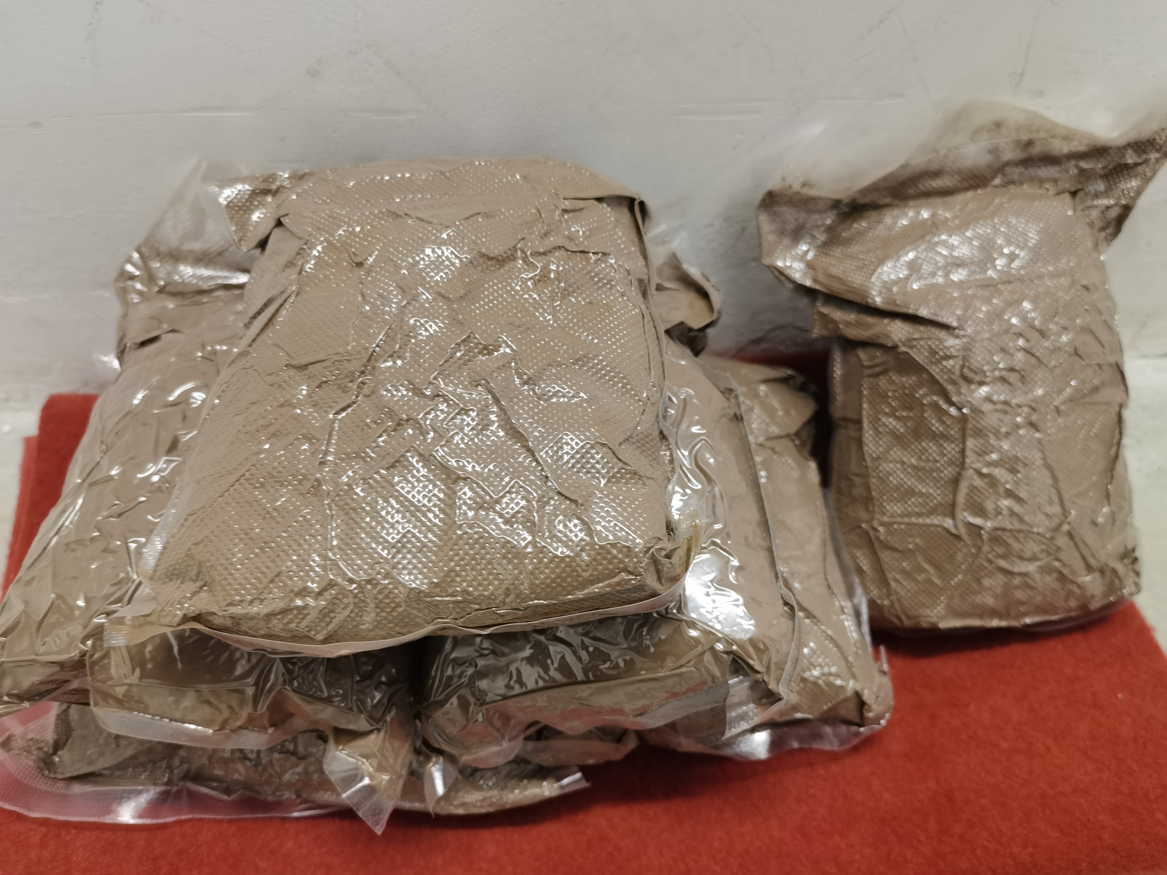 左侧展示三款市售灵芝孢子粉的密封罐包装,品牌清晰可见;右侧为同一产品的显微切片图像,显示大部分孢子外壳已破裂,内容物外露,图像配有‘破壁率>95%’的文字标注,整体布局专业严谨 灵芝孢子粉产品包装与显微结构对照图