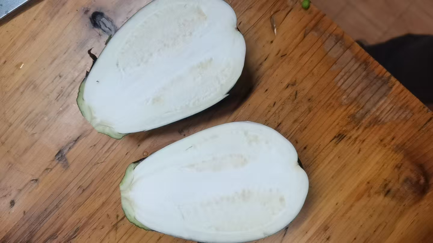 青茄子蒸前处理图