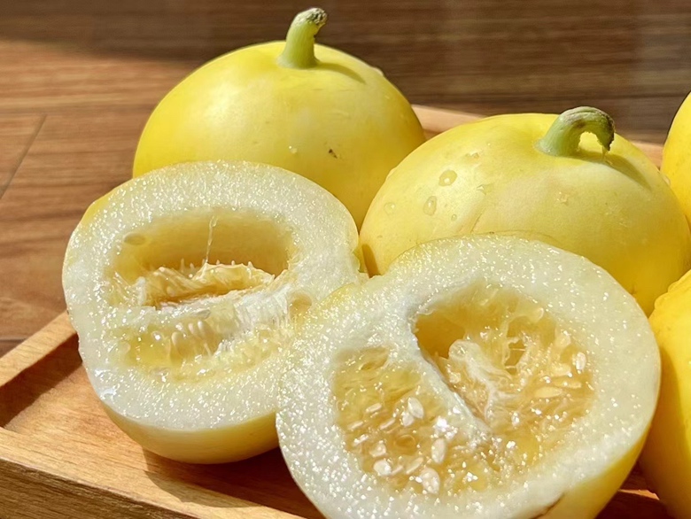 切开的星甜金冠甜瓜剖面图