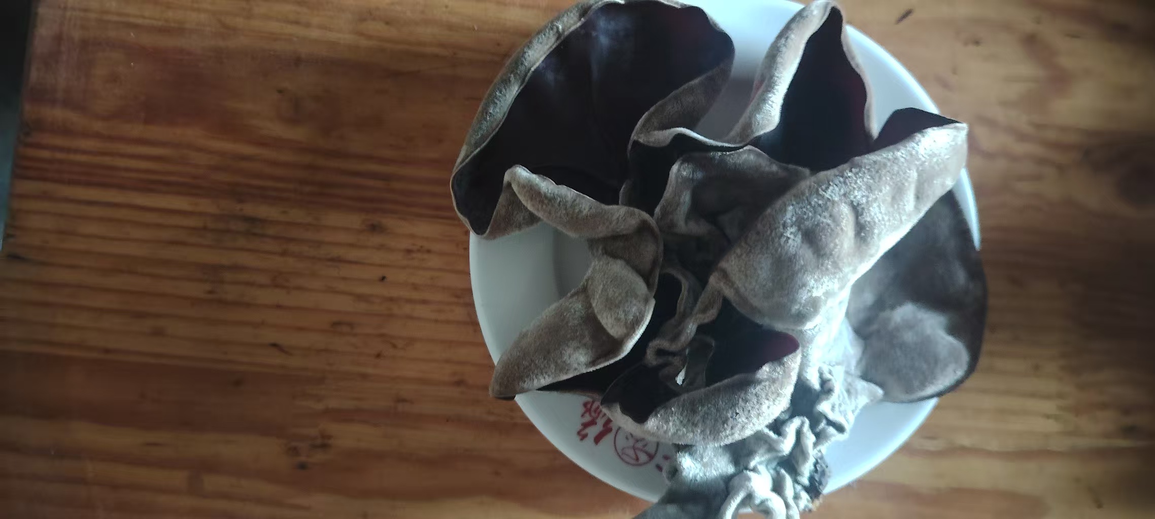 毛木耳干品与泡发后的对比图
