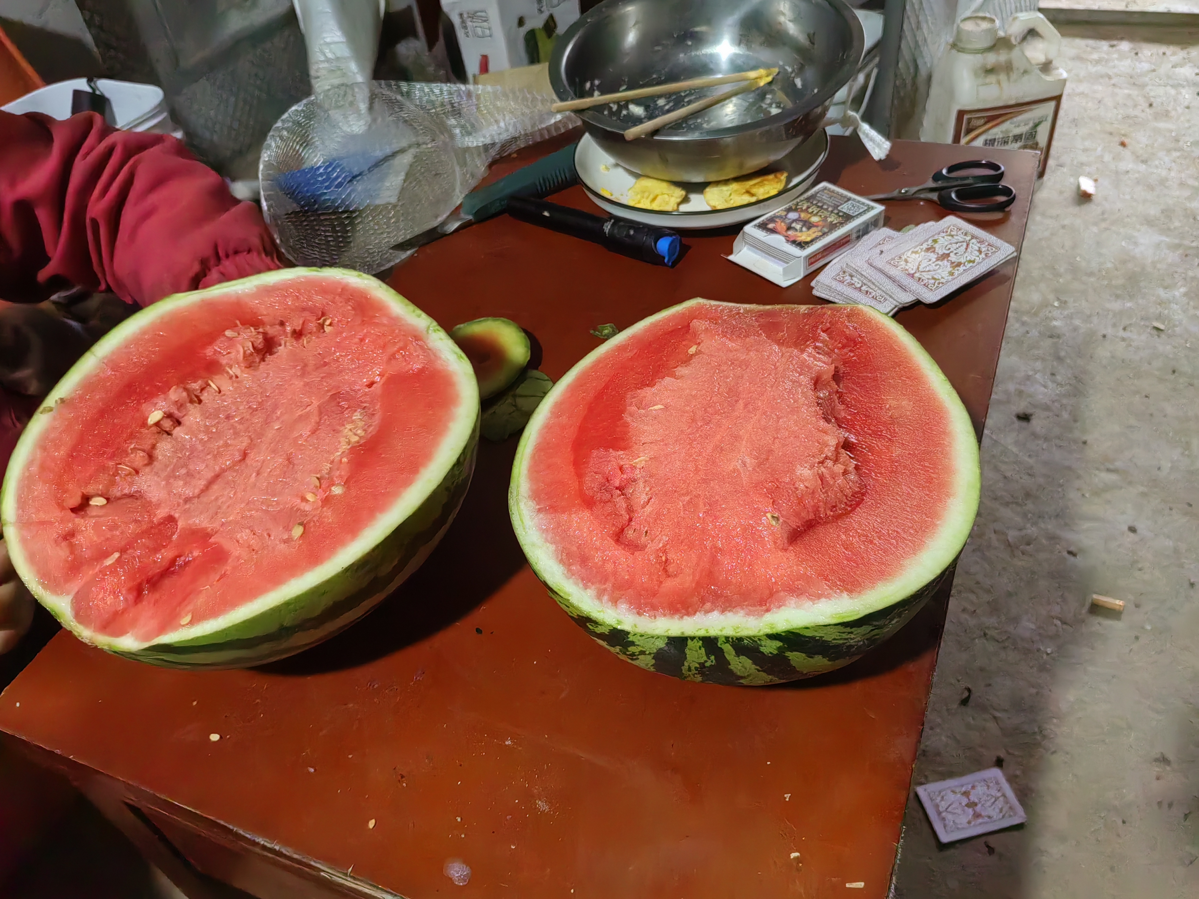 农贸市场挑选西瓜场景