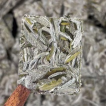 2025年白毫银针饼干茶，口感鲜爽甘甜，花香浓郁
