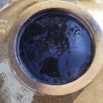 纯粮食酒，纯山泉水，采用古法炮制，无勾兑的粮食酒。