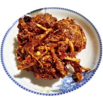 苗乡红豆腐，软糯细腻，麻辣十足，韭菜根腐乳