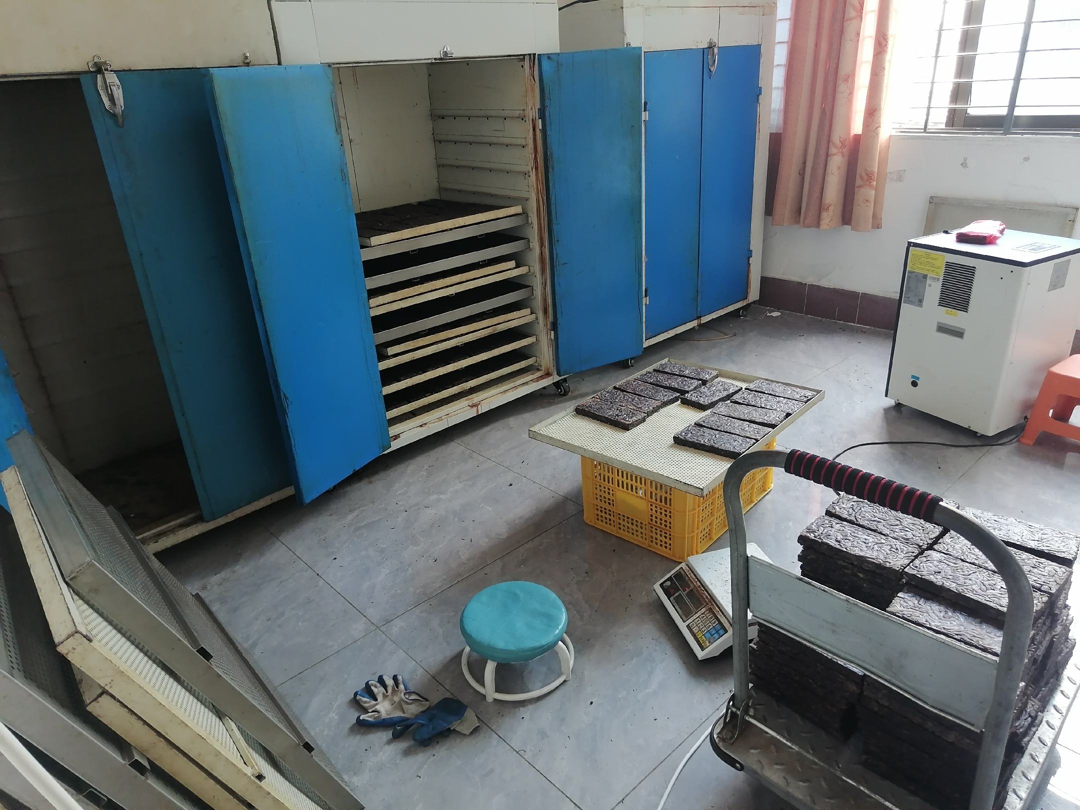 一组红参加工过程的拼图:第一张为新鲜人参清洗;第二张为人参蒸制过程,蒸汽弥漫;第三张为干燥后的人参呈现红褐色;第四张为成品红参切片包装。背景为现代化中药加工厂环境,设备整洁,工人穿戴工作服操作 红参加工流程示意图