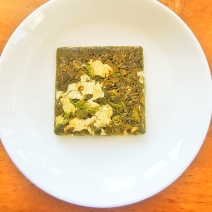 黄金芽小茶饼，加了茉莉花压制而成