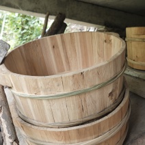 纯手工制作的蜂桶，脚盆，板凳，竹编背篓，需要请私信。